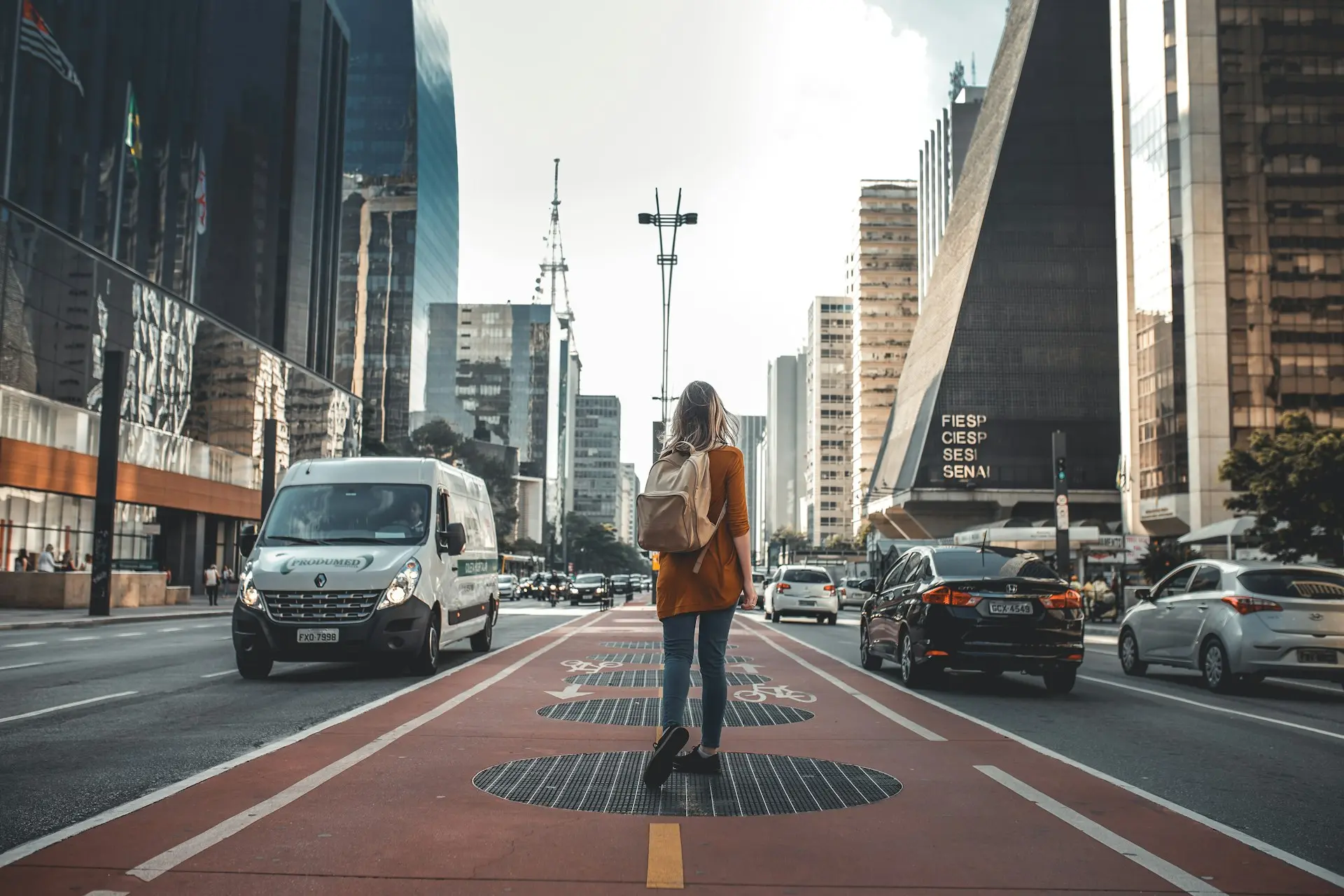Mujer recien llegada a un nuevo pais